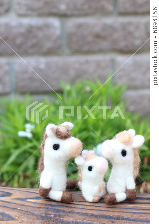 用羊毛氈製成的馬 6893156