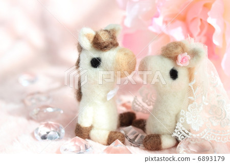 用羊毛氈製成的馬結婚 用羊毛氈製成的馬結婚 6893179