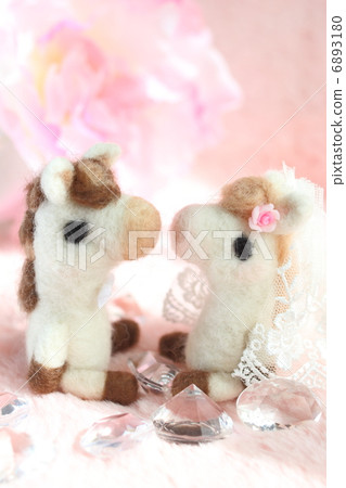 用羊毛氈製成的馬結婚 用羊毛氈製成的馬結婚 6893180
