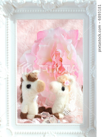 用羊毛氈製成的馬結婚 用羊毛氈製成的馬結婚 6893181