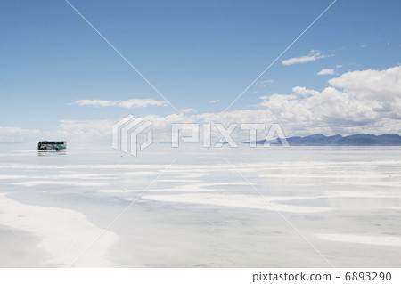 烏尤尼鹽湖和公共汽車 6893290