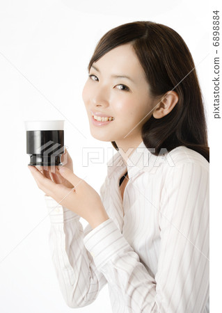 Smartphone and female employees 6898884
