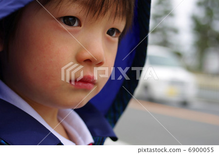等待公共汽車的幼兒園孩子 等待公共汽車的幼兒園孩子 6900055