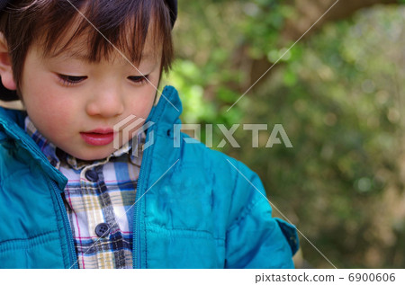 Children in the forest 6900606