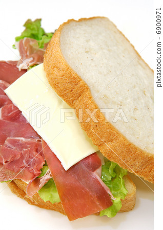 美味的生火腿和奶酪三明治 美味的生火腿和奶酪三明治 6900971