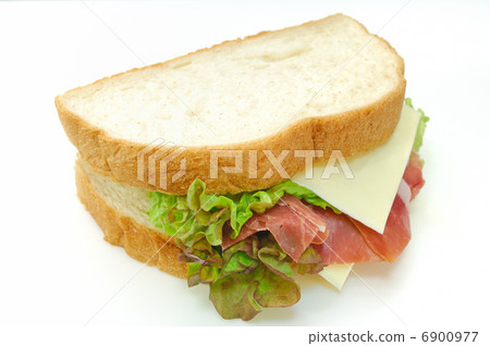 美味的生火腿和奶酪三明治 6900977