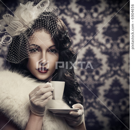 Young beautiful retro lady drinking coffee Young beautiful retro lady drinking coffee 6904656