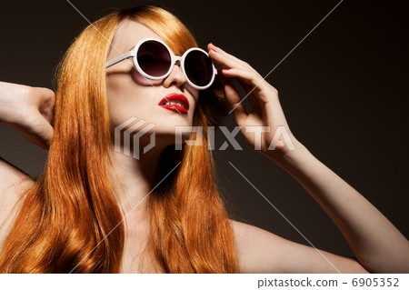Beautiful woman with bright make-up and sunglasses Beautiful woman with bright make-up and sunglasses 6905352