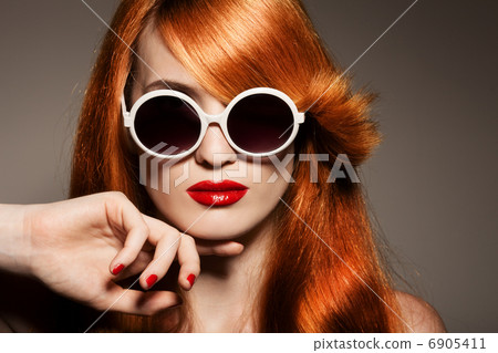 Beautiful woman with bright make-up and sunglasses Beautiful woman with bright make-up and sunglasses 6905411
