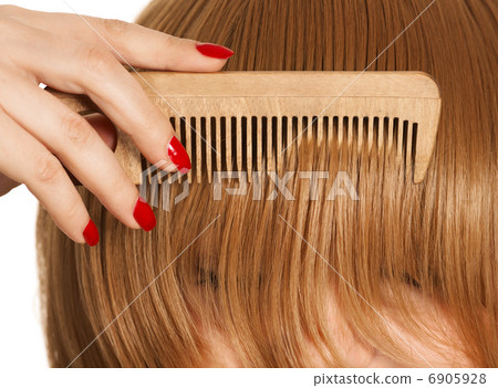 Comb hair close-up 6905928