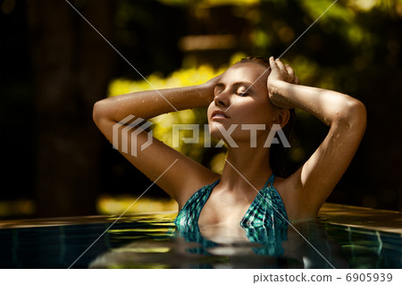 Portrait of young attractive woman having good time in swimming 6905939