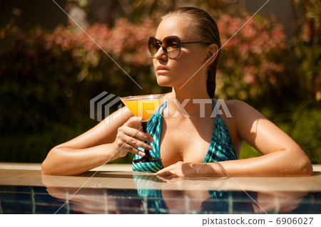 Portrait of young attractive woman having good time in swimming 6906027