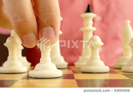 man playing chess 6906906