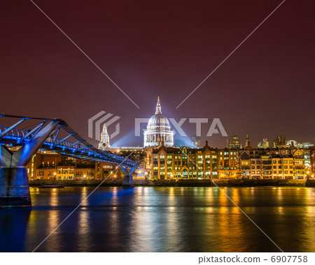 Saint Paul Catherdral at night in London 6907758