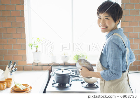 Two generations family 6908753