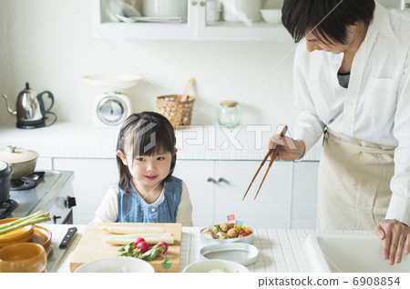 Two generations family Two generations family 6908854