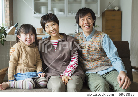 Two generations family 6908855