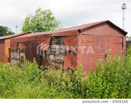 garages in the courtyard 6909166