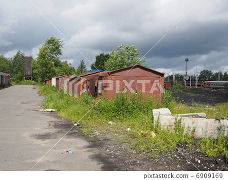 garages in the courtyard 6909169