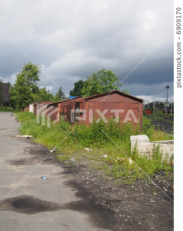 garages in the courtyard 6909170