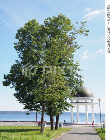 Rotunda in Petrozavodsk. Embankment of Onega Sea. 6909409