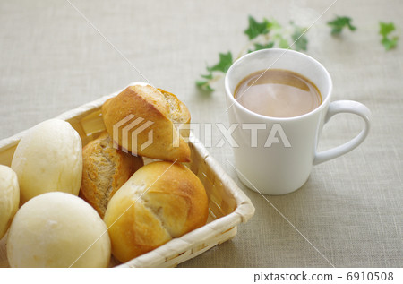 麵包和咖啡館au lait在籃子裡 6910508