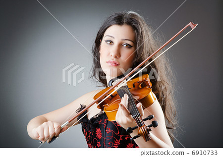 Female violin player against background 6910733