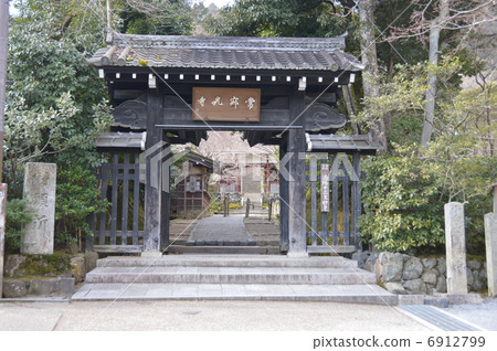 "Yamen gate" of Jogakkoji (Kagoshima-ku Kyoto Ward Sagaokurakuyama Ogura-machi) 6912799