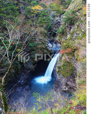 Autumn cauldron waterfall Autumn cauldron waterfall 6913598