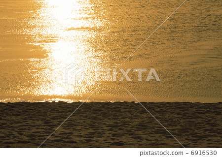 被夕陽染紅的大海 6916530