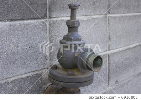 在私有房子牆壁上的消防龍頭 在私有房子牆壁上的消防龍頭 6916805