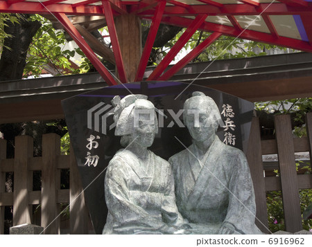 在Sonezaki的心臟和Tokubei雕像的開頭 6916962