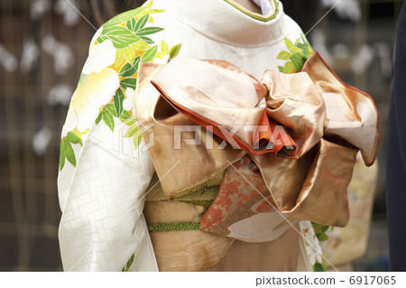 一個女人的腰帶形式的袖子 6917065