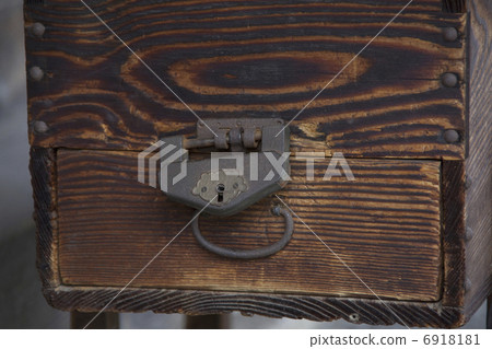 Up of the key of the saisen box 6918181