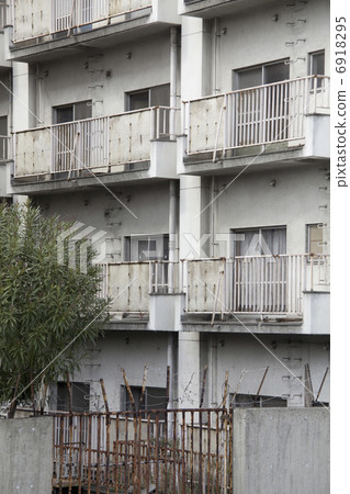 Apartment complex converted to ruin 6918295