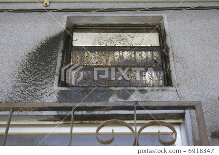 Oil soiling ventilator 6918347