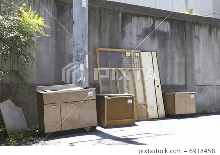 Coarse garbage on the street corner 6918458