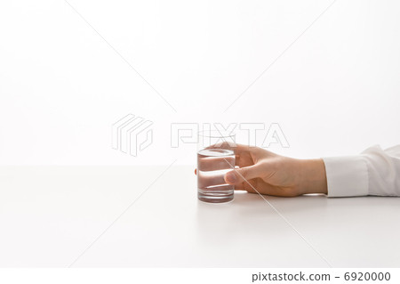 拿著杯子和水的手 拿著杯子和水的手 6920000