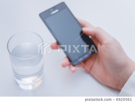 Drinking water and smartphone 6920561