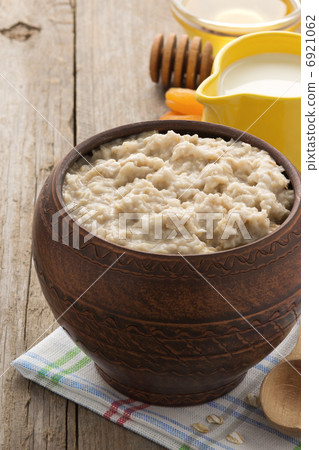 bowl of oatmeal on wood 6921062