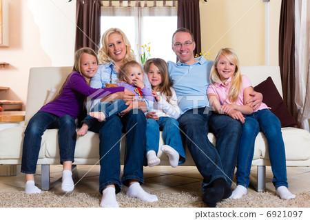 Family on a couch 6921097