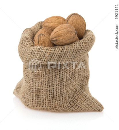 walnuts in bag 6921151