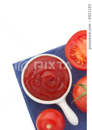 fresh tomato and ketchup 6921183