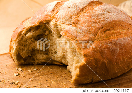 Oven-fresh loaf. 6921367