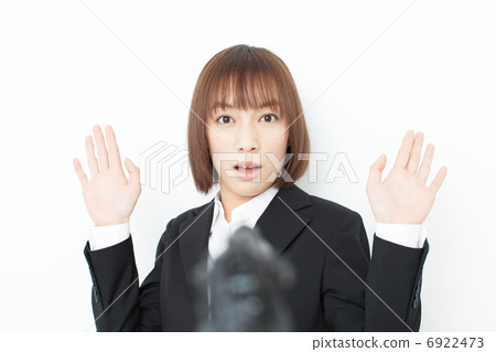 一個女人瞄準一把槍 一個女人瞄準一把槍 6922473