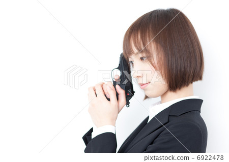 一個女人用手槍 6922478