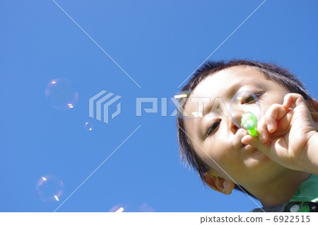 查找位置的孩子使用與肥皂泡 查找位置的孩子使用與肥皂泡 6922515