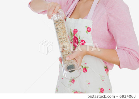 Maid grinding pepper 6924063