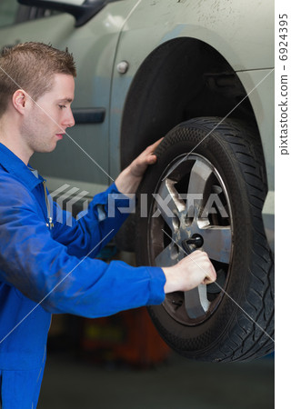 Mechanic changing car tyre 6924395