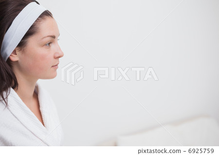 Casual young woman looking away 6925759